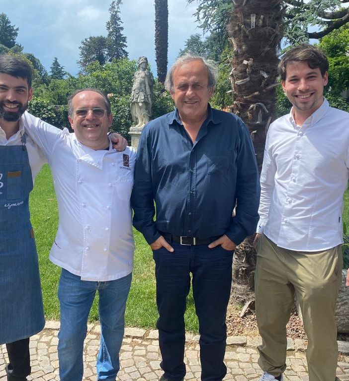 Lorenzo, Denis e Andrea Buosi insieme a Michel Platini. Nella galleria, la foto insieme allo staff della pasticceria e i piatti gustati dal grande campione insieme alla moglie