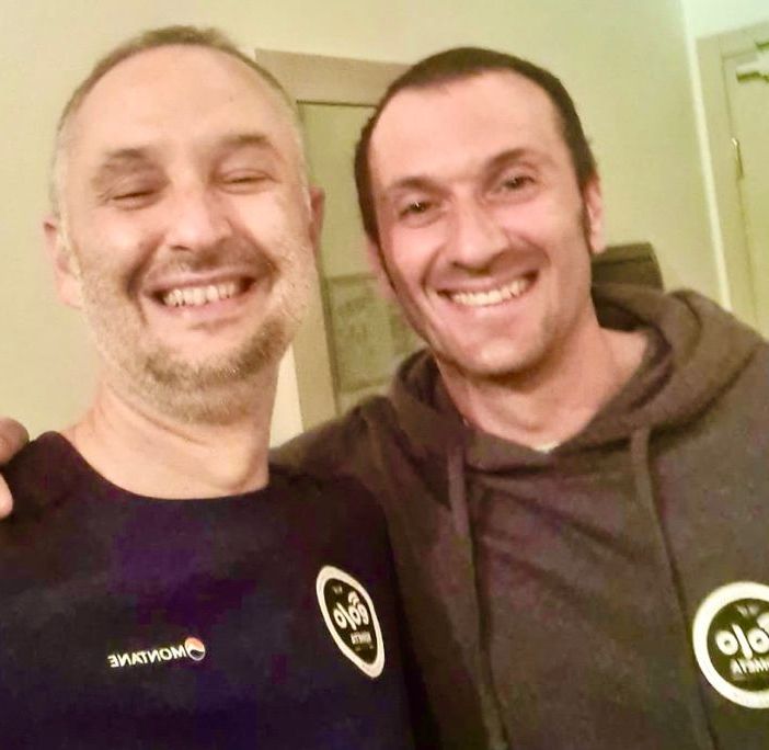 La gioia del Caio e di Basso nella notte dopo l'impresa di Lorenzo Fortunato e della Eolo-Kometa sullo Zoncolan La gioia del Caio e di Basso nella notte dopo l'impresa di Lorenzo Fortunato e della Eolo-Kometa sullo Zoncolan