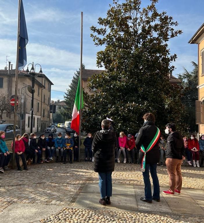 Un momento della celebrazione in piazza a Cantello della Giornata della Memoria