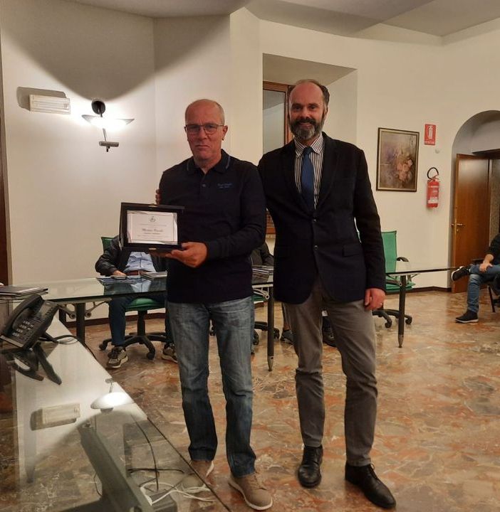 Michele Pacelli premiato dal sindaco di Caravate Nicola Tardugno