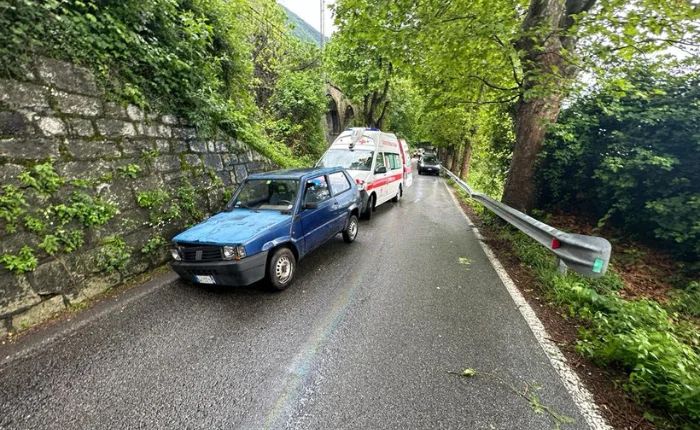 L'auto finita contro un muro a Castelveccana (foto da Luinonotizie.it)