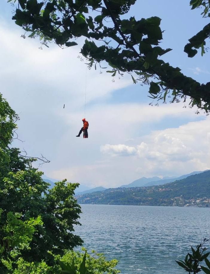 VIDEO E FOTO. Recuperato dai sommozzatori il cadavere rinvenuto nel pomeriggio sul fondo del lago Maggiore a Castelveccana