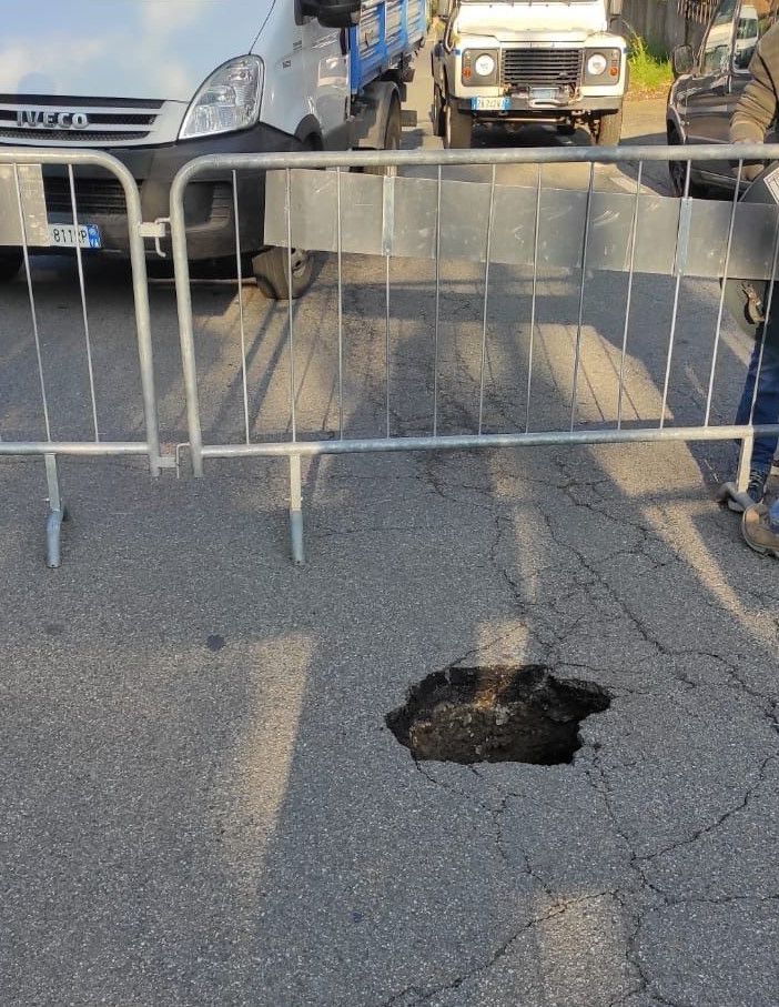 La voragine che si è aperta in via Mameli a Cavaria con Premezzo
