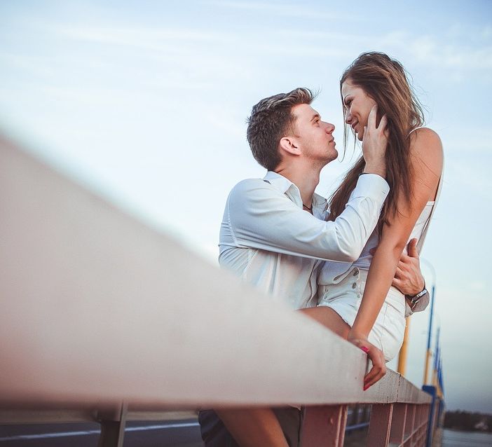 A Gavirate si aspetta San Valentino dandosi un bacio sotto l'arco di viale Garibaldi e con un giro in bicicletta