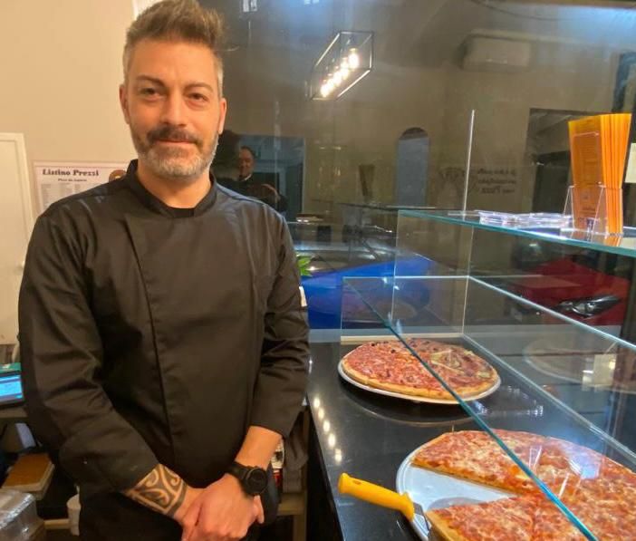 Cristiano Lo Presti dietro il banco di Jolly Pizza, riaperto oggi in via Dandolo: bentornato
