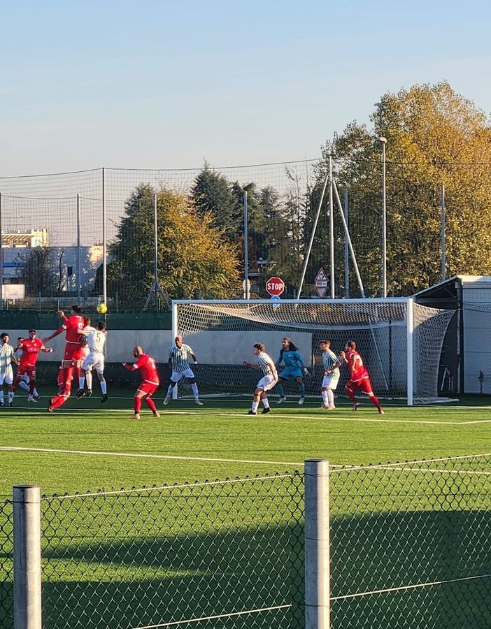 Lorusso mette dentro il gol dell'1-0 dell'Oltrepò, che poi travolge il Vittuone 5-1