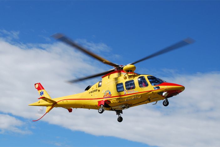 Schianto tra due auto in Valganna: cinque persone coinvolte, si alza in volo anche l'elisoccorso