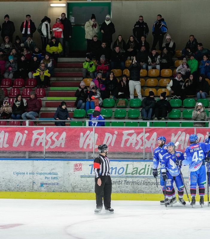 Il Fassa giocherà la prossima IHL (foto tratta dal profilo Facebook ufficiale Fassa Falcons)