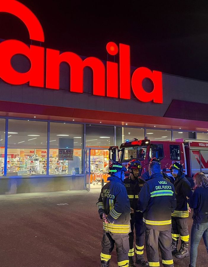 Sostanza urticante nell'aria, paura al supermercato: soccorse 50 persone a Castronno (VIDEO)
