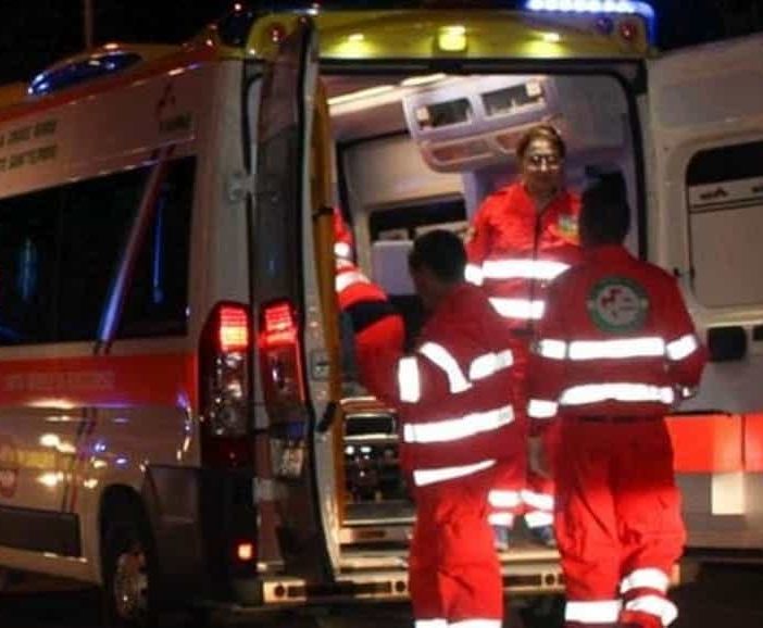 Auto fuori strada nella notte a Ferrera di Varese: soccorsa donna e tre adolescenti, due feriti in codice rosso