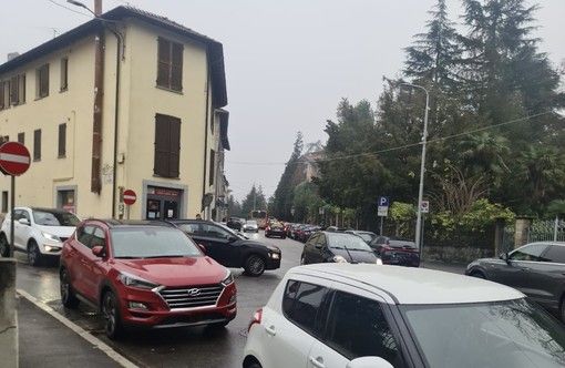 Traffico e pericoli per la viabilità davanti all'asilo di Giubiano