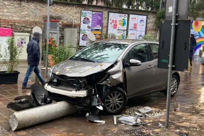 Saronno, auto &quot;impazzita&quot; abbatte colonna in pietra in piazza