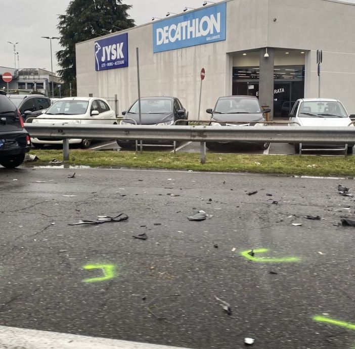 FOTO. Scontro tra un'auto e un camion in viale Milano a Gallarate: traffico in tilt