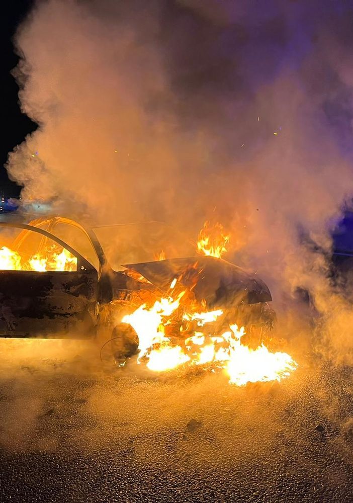 FOTO. Paura sulla Pedemontana per un incidente: un'auto prende fuoco, coinvolta anche un'ambulanza
