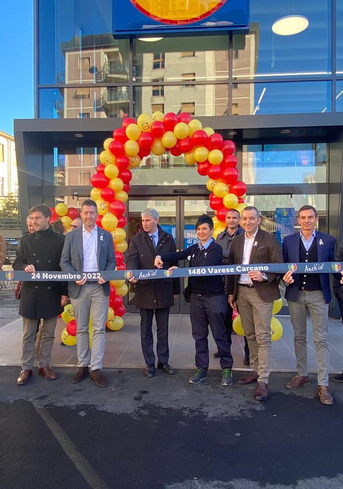 VIDEO. Folla e tante novità all'apertura del nuovo Lidl di via Carcano. «Un'area rigenerata e green sconfigge abbandono e degrado»