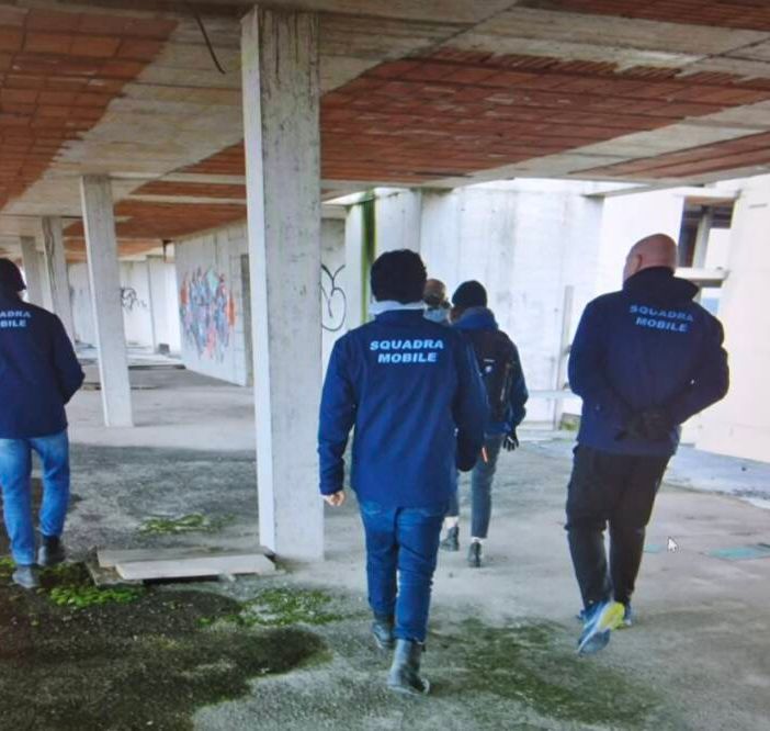 Messaggio sulla scheda elettorale: «Ho ucciso e sepolto un uomo». In Brianza sopralluogo nel cantiere del mistero