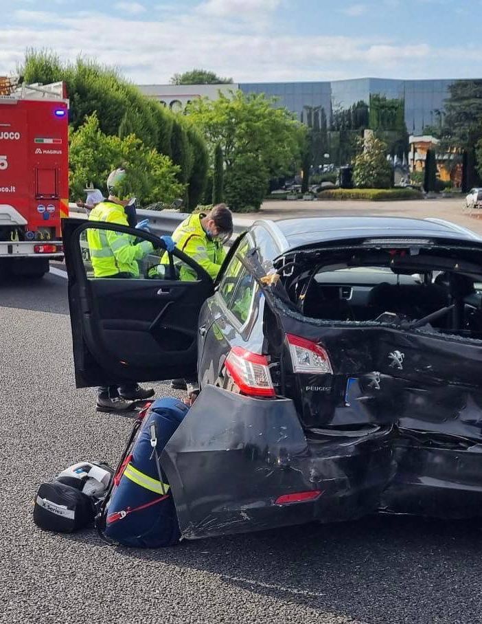 Incidente stradale in Autolaghi, coinvolti auto e tir: due feriti e ancora code