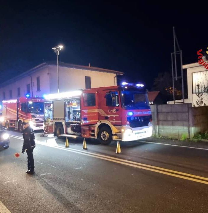 FOTO. Incendio in una ditta di lavorazione del metallo, intervento dei vigili del fuoco a Gavirate