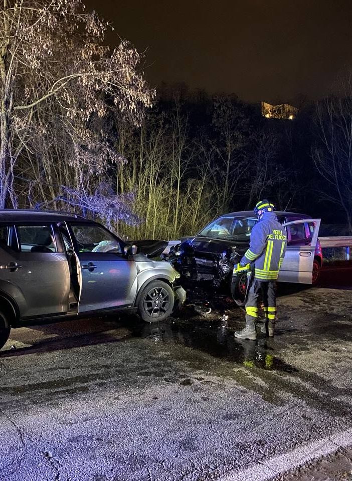 Schianto frontale sulla Tangenziale di Varese: due feriti e strada chiusa