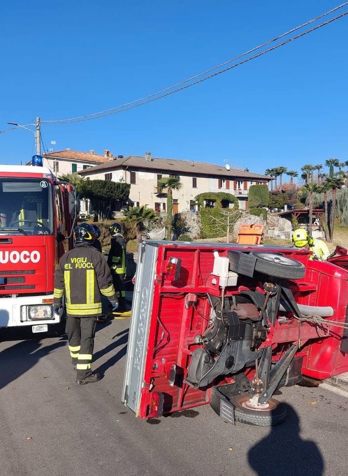 FOTO. Ape si ribalta lungo la Provinciale 69 a Castelveccana: in volo l'elisoccorso