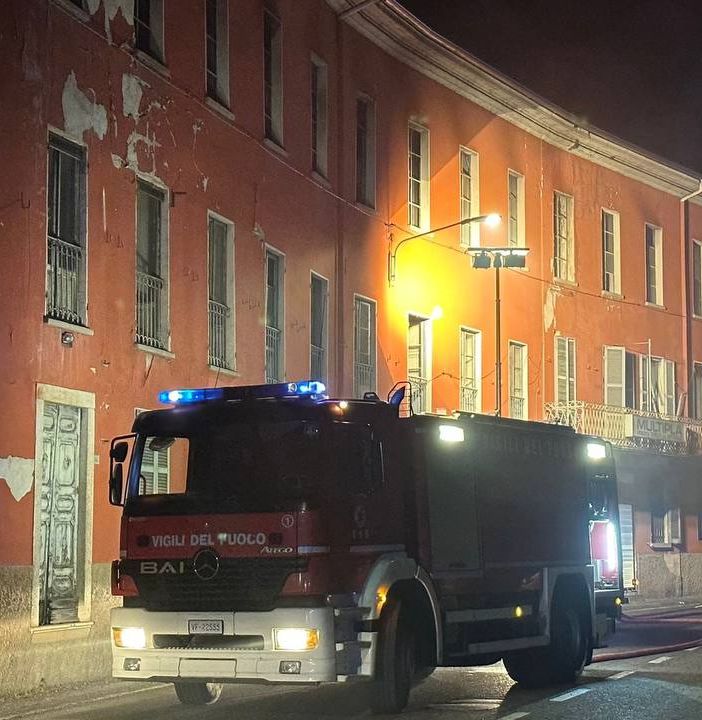 FOTO. Notte di fuoco a Germignaga, in fiamme l’ex setificio: indagano i carabinieri