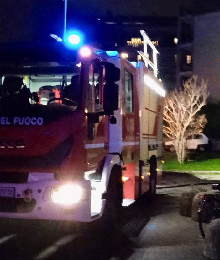 Tragico incendio in un condominio del centro di Gallarate: morta una donna di 78 anni, salva una signora di 107 anni