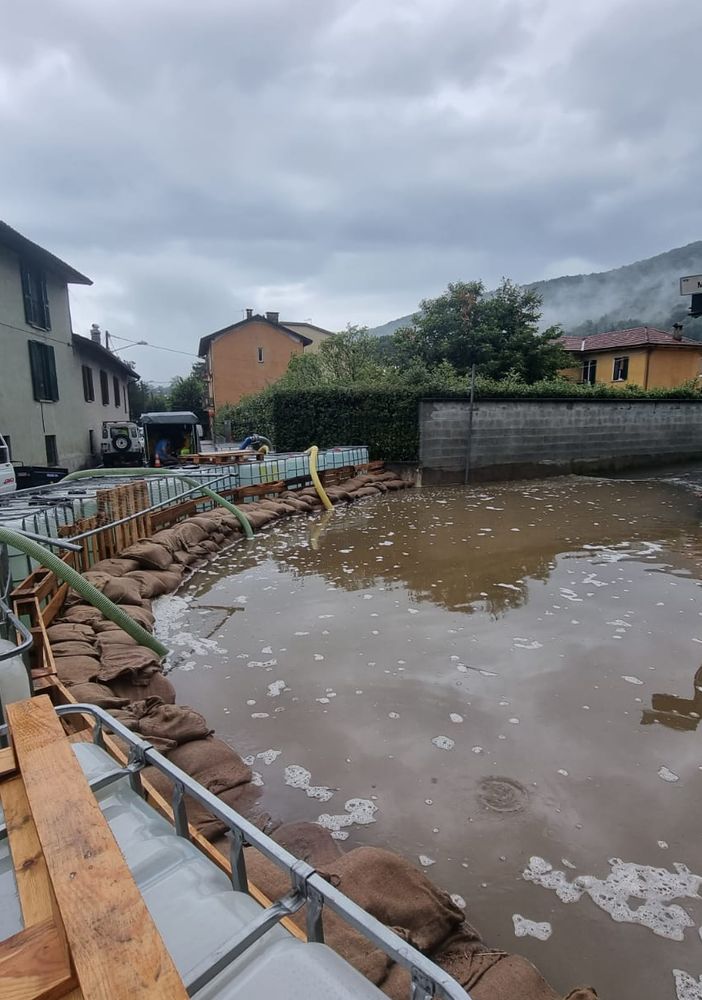 Il Comune di Gavirate distribuisce sabbia e sacchi di juta ai cittadini delle zone alluvionate
