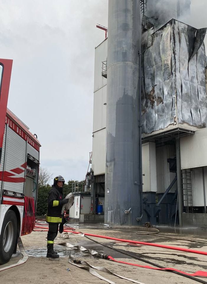 L'incendio alla ditta Civelli di Gavirate