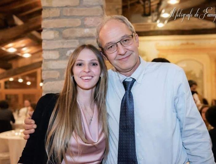 Con questa foto postata sul suo profilo ufficiale, Attilio Fontana ricorda Giulia e abbraccia il papà Massimiliano e la famiglia