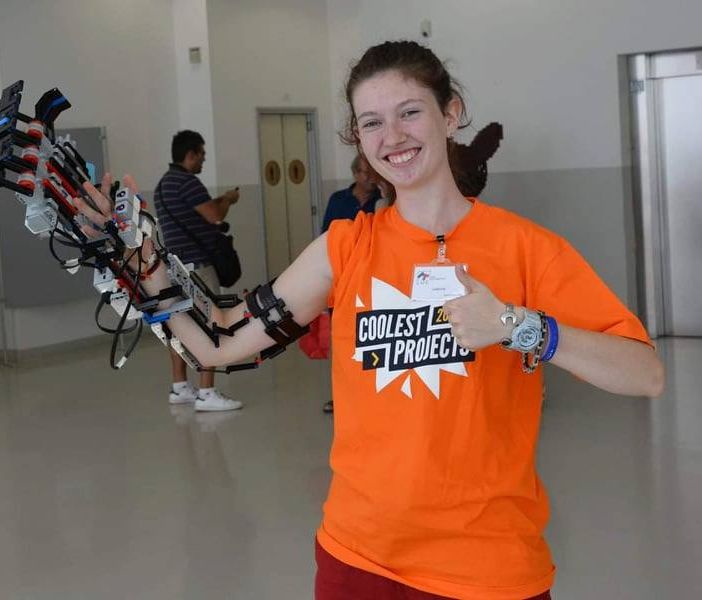 La giovane fagnanese Greta Galli inventa la mano robotica realizzata in mattoncini Lego®. E spopola