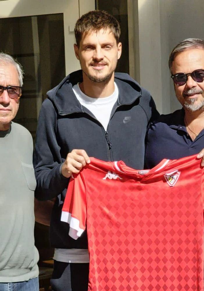 Sindrit Guri con il ds Raineri e Rosati e, sotto, abbracciato dopo un gol
