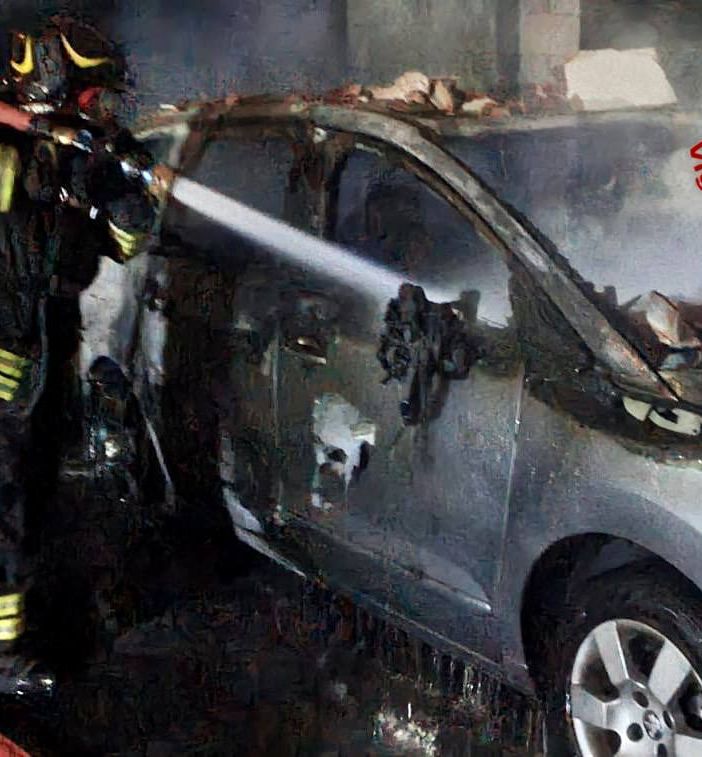 Rogo in un box, i vigili del fuoco intervengono in via Tamagno a Varese