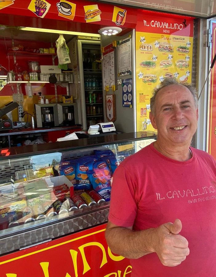 Michele Scaringella con la sua panineria volante &quot;Il Cavallino&quot; si trova ogni giorno a Brunello oltre che nel piazzale del palazzetto per le partite della Pallacanestro Varese e davanti alla tribuna del Franco Ossola quando gioca il Varese