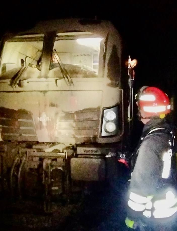 La motrice del treno merci deragliato nella galleria di Laveno Mombello sulla linea Luino-Gallarate