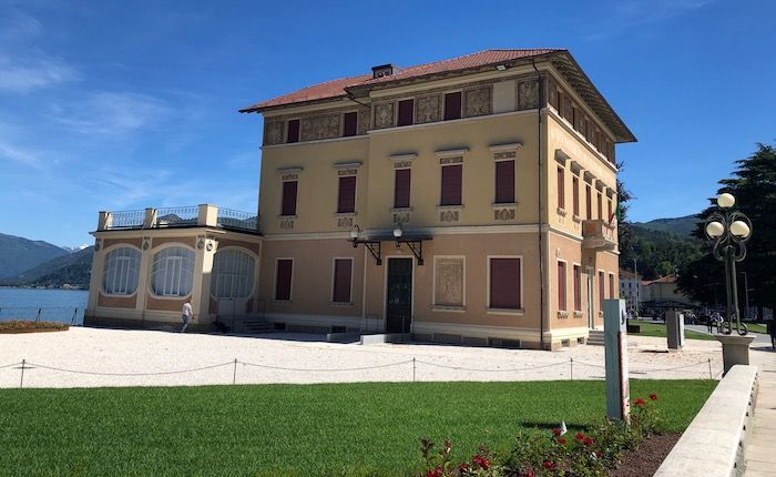 «Impedire gli assembramenti di ragazzi sui gradini di Palazzo Verbania a Luino»