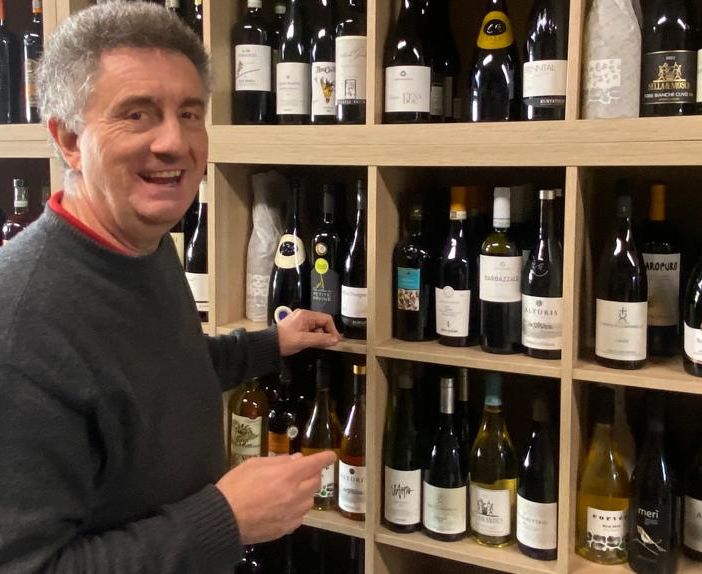 L'inconfondibile sorriso di Francesco Mangia tra le sue bottiglie del locale Luppoli e Uva di via Sanvito 111 a Varese L'inconfondibile sorriso di Francesco Mangia tra le sue bottiglie del locale Luppoli e Uva di via Sanvito 111 a Varese