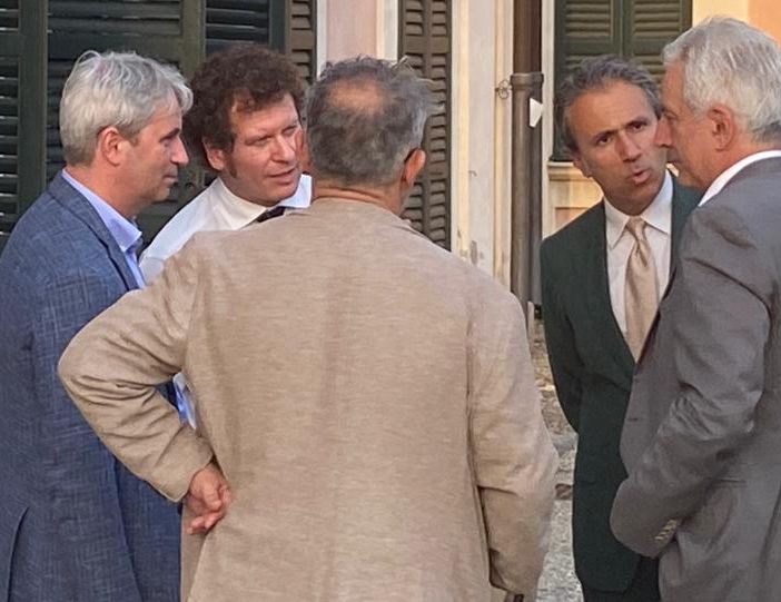 Uniti per il centro federale ieri in Comune: Matteo Bianchi, secondo da sinistra, parla con il sindaco Davide Galimberti, il presidente della Provincia Marco Magrini (di spalle), il presidente della Camera di Commercio Mauro Vitiello e il segretario generale Mauro Temperelli