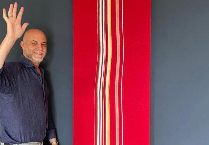 Max Frattini con un'opera di suo papà, Vittore Frattini