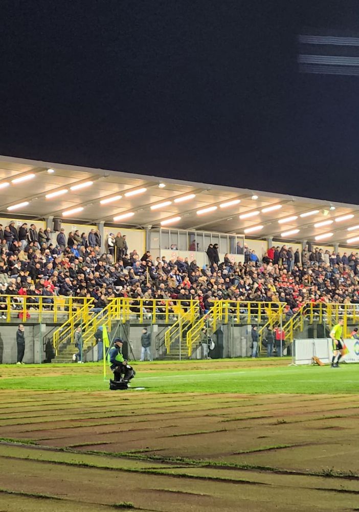 Il grande pubblico che a Broni ha assistito alla vittoria dell'Oltrepò nel derby sul Pavia. Sotto il delirio biancorosso per il gol vincente di Gabrielli