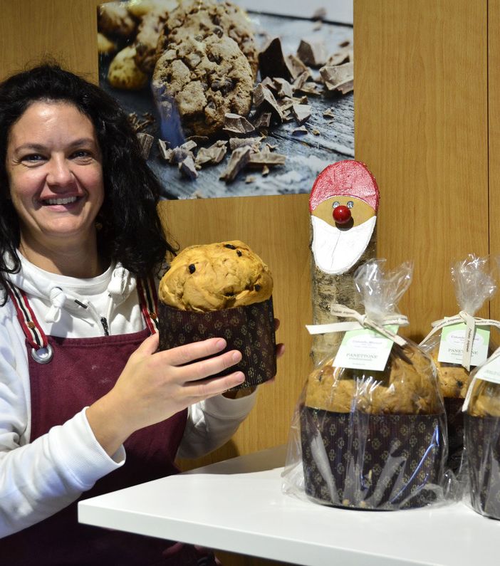 Stefania nel negozio Colombo &amp; Marzoli di via Morosini scarta un esemplare del profumatissimo panettone varesino