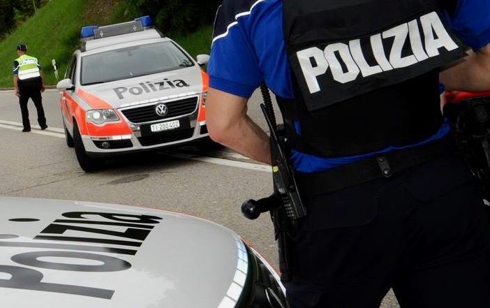 Canton Ticino, auto perde il controllo e finisce nel fiume