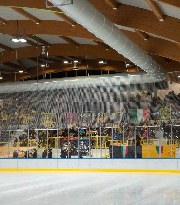 La curva giallonera stasera si sposta a Cortina (foto Alessandro Umberto Galbiati)