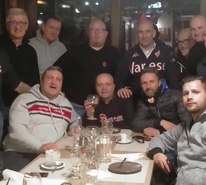 Una parte dello &quot;squadrone&quot; di angeli del Varese insieme ad altri due grandi cuori biancorossi come Paolo e Claudio Limido