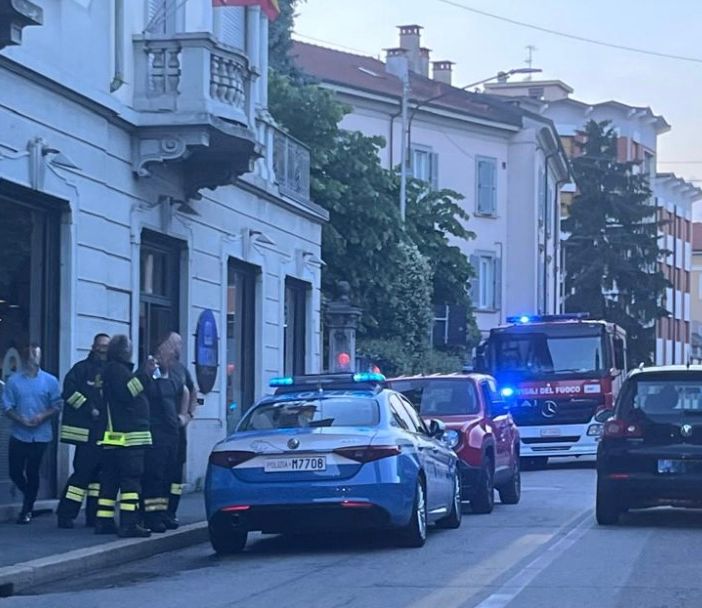 I vigili del fuoco e la polizia nei pressi dell'abitazione colpita dalle fiamme