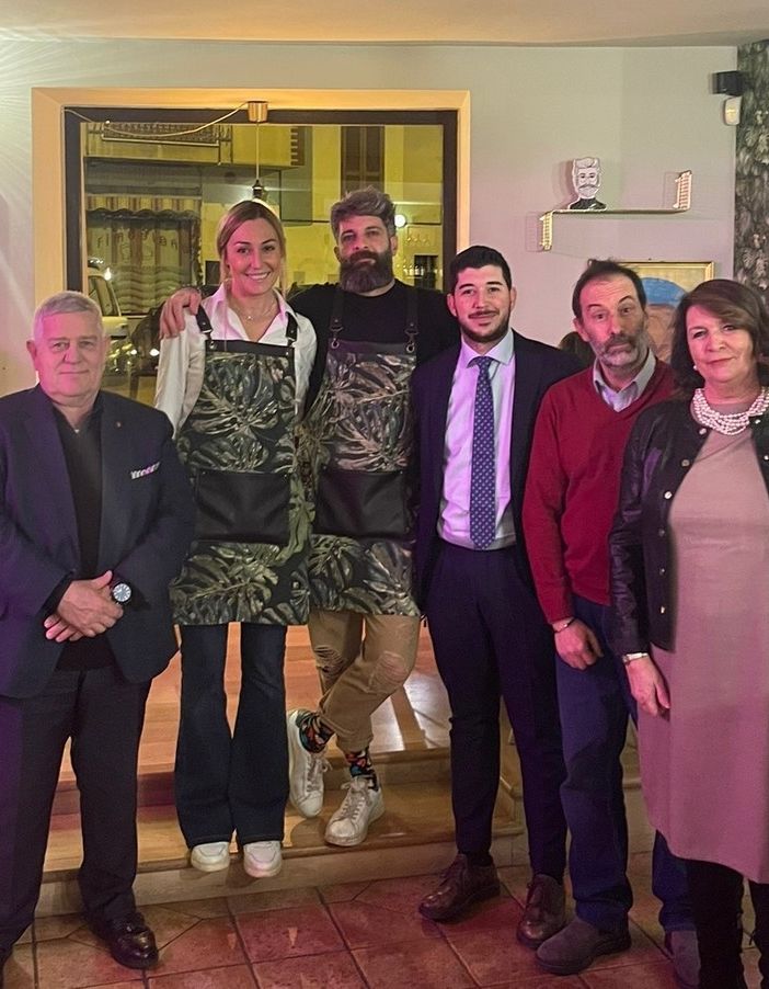 La delegazione del gruppo commercianti, della Pro Loco, con il vicesindaco Favaron in visita al &quot;Naturalmente Jhonny&quot;