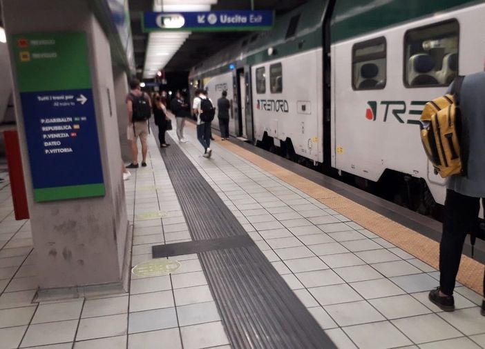 Si ferma un treno sulla linea Luino-Gallarate-Milano, gravi disagi per pendolari e studenti