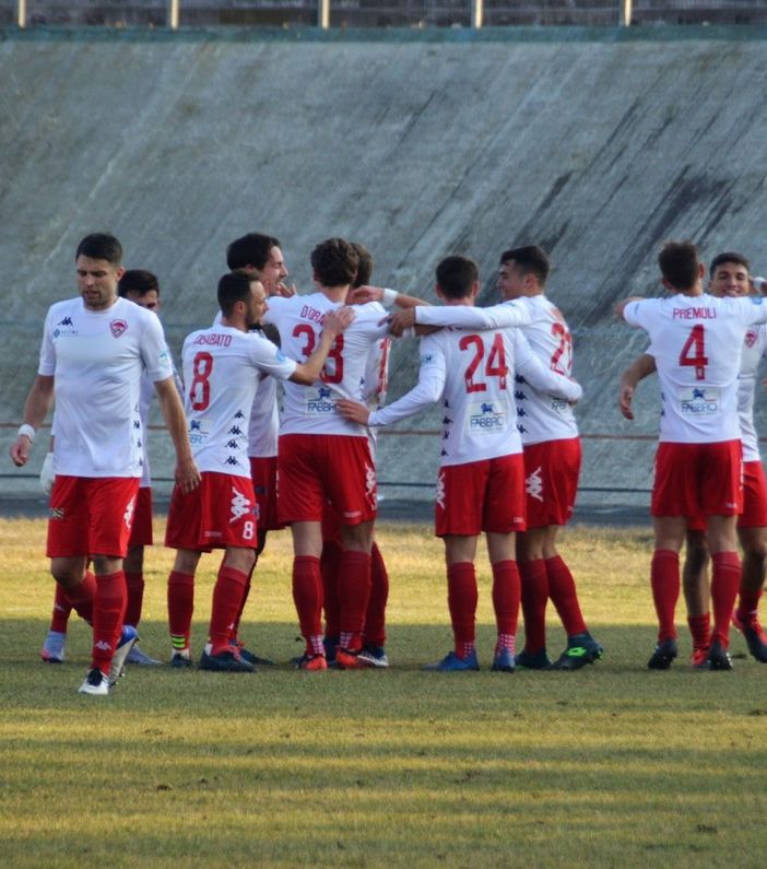 Tutte le foto del Varese secondo in classifica: gli abbracci, i gol, i tifosi e l'indomita Caronnese