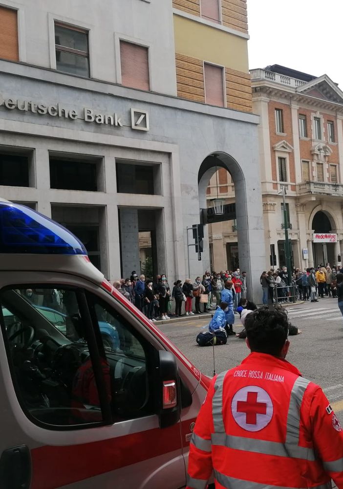 Varese, pedone investito in via Marcobi. Soccorsi in azione e traffico bloccato