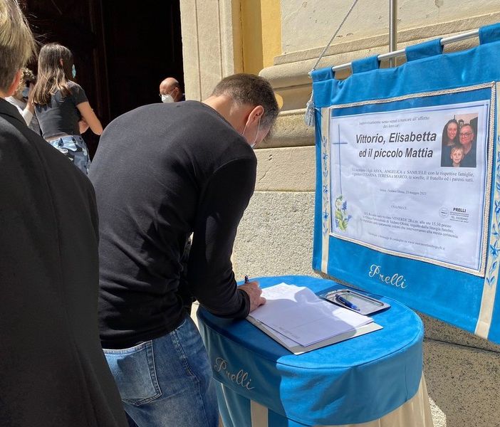Un momento dei funerali di Vittorio, Elisabetta e Mattia Zorloni
