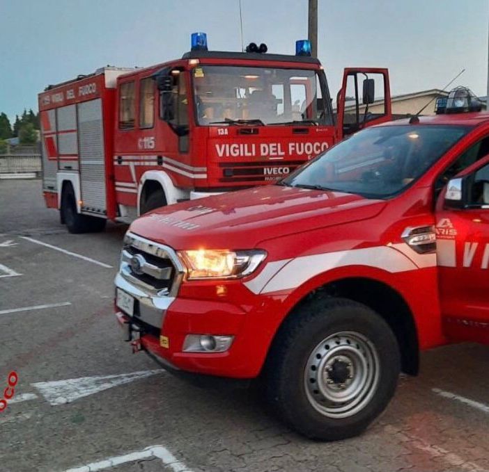 Venegono Superiore, in fiamme un macchinario di una ditta di via Ugo Foscolo